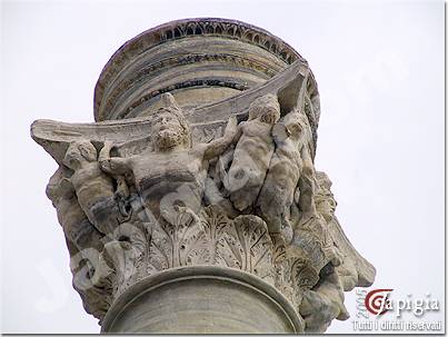 il capitello dell'antica colonna