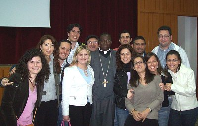 mons. joachim ouedraogo in una foto di gruppo con alcuni giovani del movimento shalom