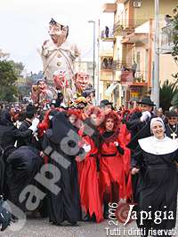 gruppo mascherato al carnevale di casarano