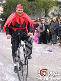 gruppo mascherato al carnevale di casarano