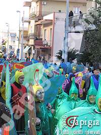 gruppo mascherato al carnevale di casarano