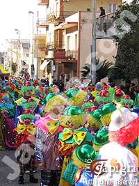 gruppo mascherato al carnevale di casarano