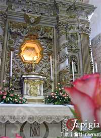 altare della chiesa dedicato alla madonna della campana