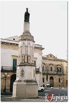 Casarano: la colonna in piazza Diaz