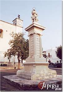 gagliano del capo, la colonna nella piazza