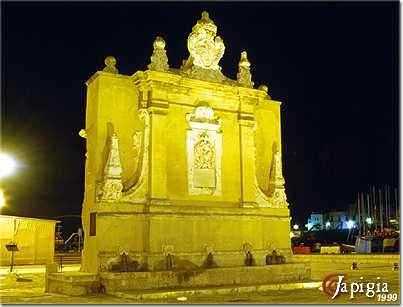 gallipoli, fontana antica notturno