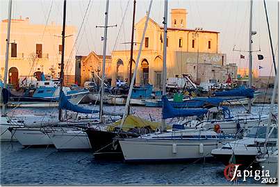 gallipoli, il porticciolo di fronte alla chiesa del canneto