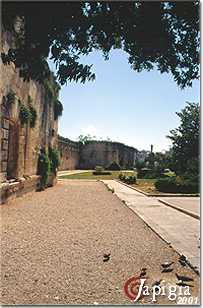 lecce, le mura del castello