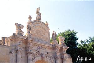 Porta Rudiae, una delle entrate principali del centro storico. La sua costruzione risale al 1703.
