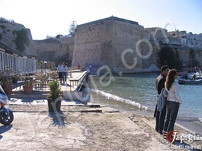 otranto, il porto e le mura del castello