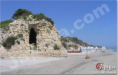 la torre fiumicelli sulla spiaggia degli alimini