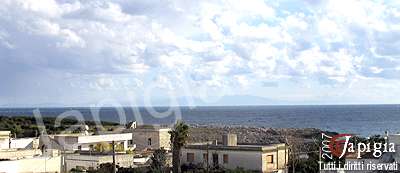 sull'orizzonte le montagne dell'albania